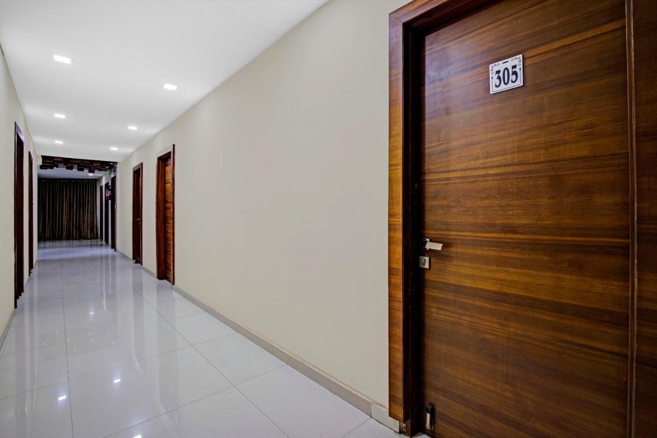 Hotel Navjivan Himatnagar エクステリア 写真