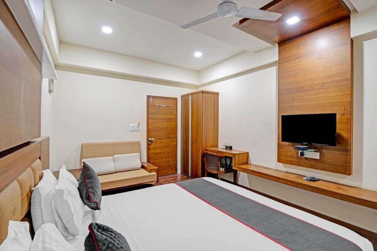 Hotel Navjivan Himatnagar エクステリア 写真